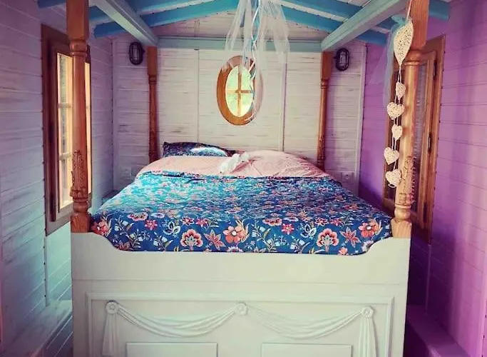 La Roulotte Des Logis De Framboise Dumes